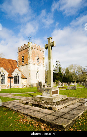 Monument aux morts et église du village de Saint Jean le Baptiste. Boldre, Hampshire. UK. Banque D'Images