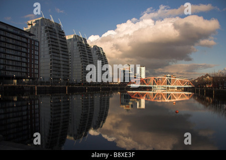 Appartements modernes, Huron, bassin, pont de Detroit avec Victoria House en arrière-plan, Salford Quays, Manchester, UK Banque D'Images