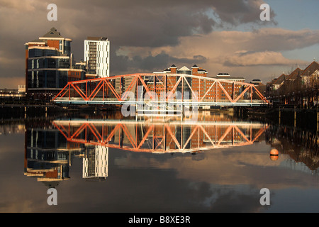 Pont de Detroit, Huron, bassin avec Victoria House en arrière-plan, Salford Quays, Manchester, UK Banque D'Images