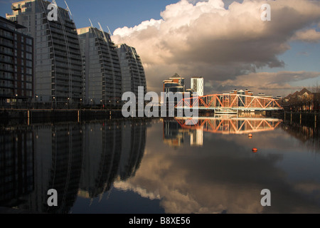 Appartements modernes, Huron, bassin, pont de Detroit avec Victoria House en arrière-plan, Salford Quays, Manchester, UK Banque D'Images