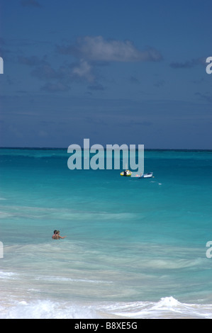 Couple dans l'eau sur la plage, de la grue de la Barbade dans les Caraïbes Banque D'Images
