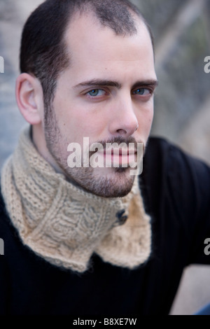 L'homme drôle étrange smiley avec l'expression du visage Banque D'Images