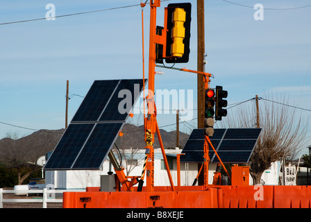 Alimentation solaire temporaire de feux de circulation à une intersection de rues Banque D'Images