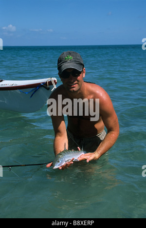 Un pêcheur de mouche est titulaire d'un Bonefish pris sur un voyage en kayak de mer à Belize Banque D'Images