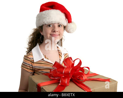 Une jeune fille à la hâte sur un cadeau de Noël isolé Banque D'Images