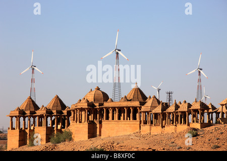 Inde Rajasthan désert de Thar Bada Bagh génératrices éoliennes cénotaphes Banque D'Images