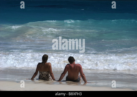 Couple Sitting in the Surf sur Crane Beach Barbados Banque D'Images