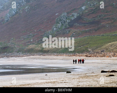 Les gens qui marchent sur la plage de Sennen à Cornwall le un jour brumeux. Banque D'Images