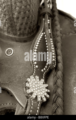 Selle Western noir et blanc avec des bijoux Banque D'Images