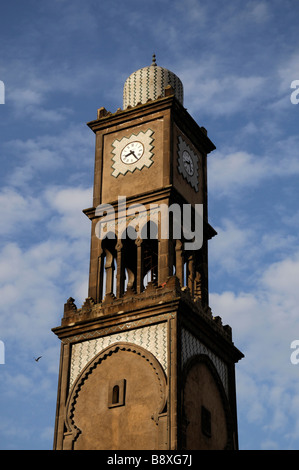 Tour de l'horloge à l'ancienne médina market Place des Nations Unies Casablanca Maroc ciel bleu Banque D'Images