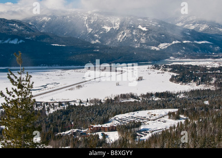 Regarder sur Nelsen Lodge et vallée du fleuve Columbia, Revelstoke Mountain Resort, Revelstoke, British Columbia, Canada. Banque D'Images