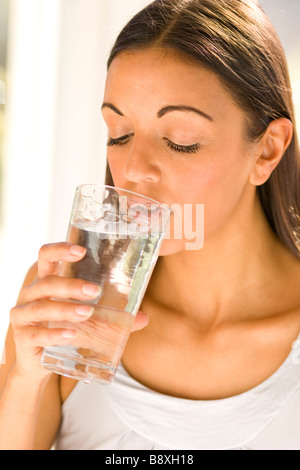 Girl drinking glass of water Banque D'Images