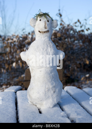 Jolly snowman dans la ville Banque D'Images