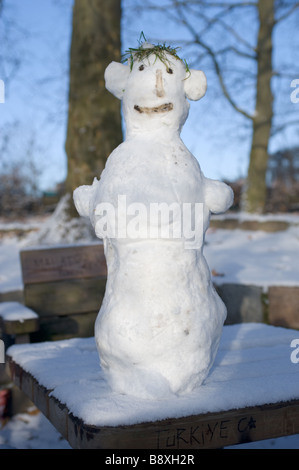 Jolly snowman dans la ville Banque D'Images