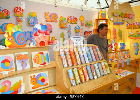 Des puzzles, des jouets et des kaléidoscopes. Foire de l'artisanat. Tárrega. Lleida. La Catalogne. L'Espagne. L'Europe Banque D'Images