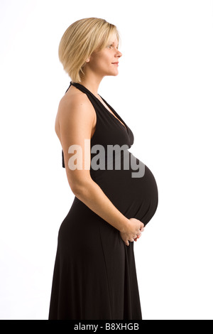 Femme en robe noire, à l'enceinte de 8 mois Banque D'Images