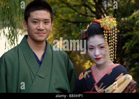 L'homme et de la femme japonaise en costumes traditionnels du Japon Banque D'Images
