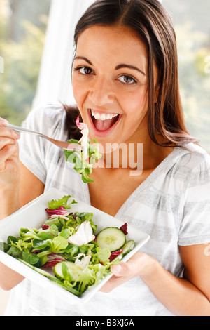 Girl eating salad Banque D'Images