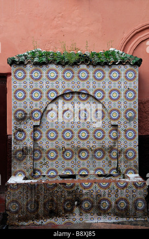 Coloré zelig carreaux émaillés carrelage mural gare vieille Medina market Place des Nations Unies Casablanca Maroc Banque D'Images