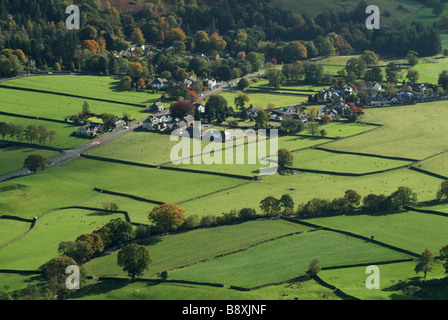 Vue aérienne de la vallée et le Rothay extrémité nord du village de Grasmere, Lake District, Cumbria, England, UK. Banque D'Images