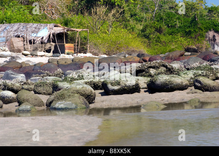 Cabane sur la plage couverte de pierres précieuses. Banque D'Images