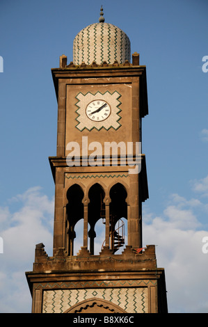 Tour de l'horloge à l'ancienne médina market Place des Nations Unies Casablanca Maroc ciel bleu Banque D'Images