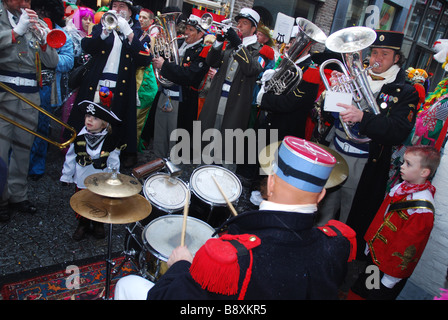 Groupe jouant de la musique dans la ville de Maastricht Centre Néerlandais pendant la célébration du carnaval Banque D'Images