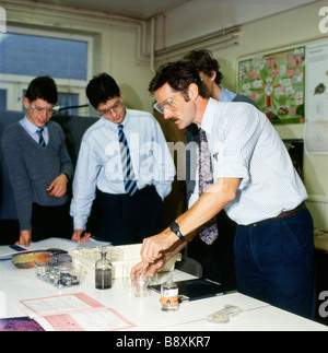 Professeur de sciences et les élèves pendant une leçon à Llandovery Ysgol Pantycelyn Wales UK KATHY DEWITT Banque D'Images