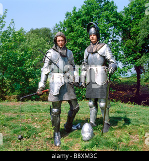 Chevaliers en armure médiévale costume historique qui pose pour portrait portant des casques et cottes de mailles, épées au Pays de Galles Grande-bretagne UK KATHY DEWITT Banque D'Images