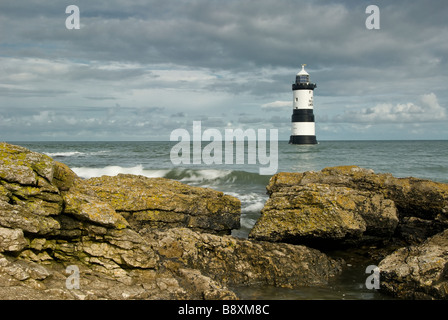 Le phare Penmon côte d'Anglesey, au Pays de Galles, Royaume-Uni. Banque D'Images