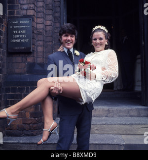 Footballeur loups Peter Knowles avec son épouse Jean lors de leur cérémonie de mariage peu de temps avant de quitter le football pour sa religion Banque D'Images