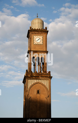 Tour de l'horloge à l'ancienne médina market Place des Nations Unies Casablanca Maroc ciel bleu Banque D'Images