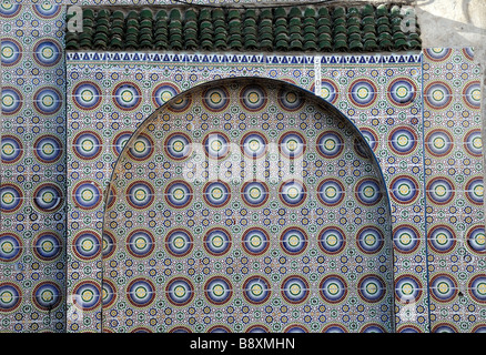 Coloré zelig carreaux émaillés carrelage mur ancienne médina market Place des Nations Unies Casablanca Maroc Banque D'Images