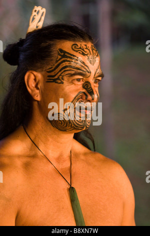Le chef maori avec tatouages faciaux Banque D'Images