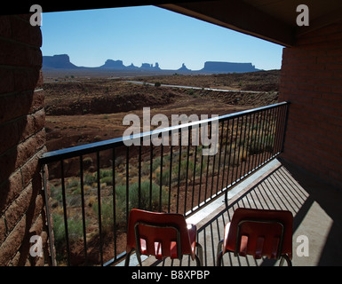 Vue sur Monument Valley depuis un balcon à Gouldings Lodge dans l'Utah, USA Banque D'Images