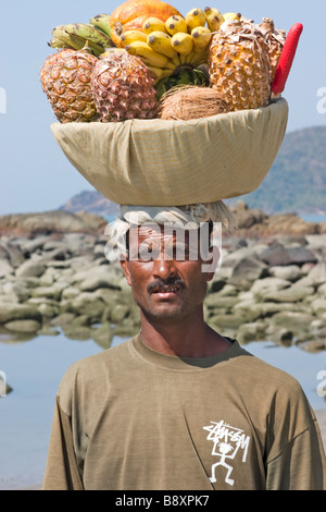 Les vendeurs de plage transportant fruits panier sur sa entendre portrait. Banque D'Images