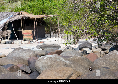 Cabane sur la plage couverte de pierres précieuses. Banque D'Images