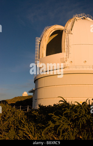 Le télescope William Herschel ouvre son volet avant la nuit commence (La Palma, Îles Canaries) Banque D'Images