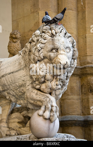 Les pigeons assis sur un lion sculpture dans la Piazza della Signoria, Florence, Italie. Banque D'Images