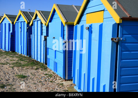 Cabines de plage bleu et jaune Banque D'Images