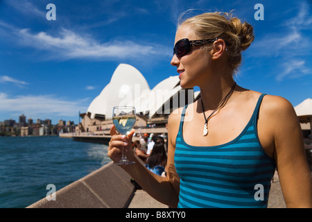 Une femme bénéficie d'un verre au bar de l'Opéra sur le port de Sydney. Sydney, New South Wales, Australia Banque D'Images