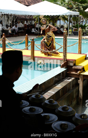 Le gamelan traditionnel danse exécutée à l'Aryani resort Terengganu Malaisie Banque D'Images