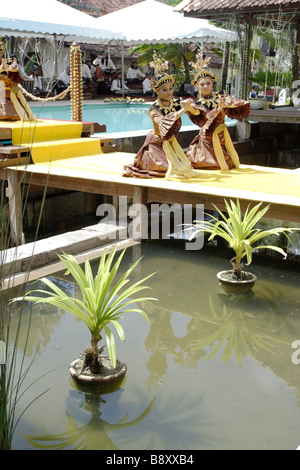 Le gamelan traditionnel danse exécutée à l'Aryani resort Terengganu Malaisie Banque D'Images