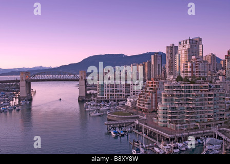 Vancouver, Colombie-Britannique skyline at night, montagnes en arrière-plan Banque D'Images