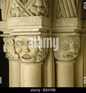 Close-up d'un groupe de trois capitales de calcaire sculptée entre les fenêtres d'atterrissage au sommet au château de Penrhyn. Banque D'Images