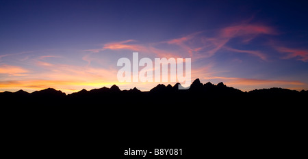 Magnifique coucher de soleil, crépuscule paysage de Grand Teton Range, silhouette. Le Grand Teton, Wyoming, USA Banque D'Images