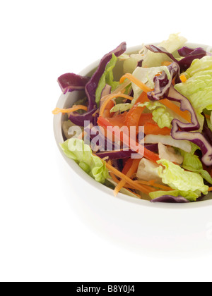 Végétarien ou Végétalien fraîchement préparé salade du jardin d'été mixte isolé sur un fond blanc avec aucun peuple et un chemin de détourage Banque D'Images