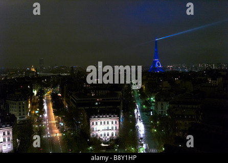 La Tour Eiffel illuminée avec le drapeau européen dans la nuit Paris France Banque D'Images