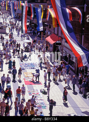 Les vendeurs de rue de Stockholm en Suède à la rue commerçante Drottninggatan Banque D'Images