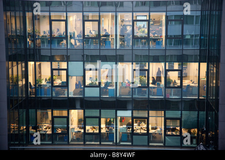 Immeuble de bureaux modernes personnes travaillant tard Banque D'Images